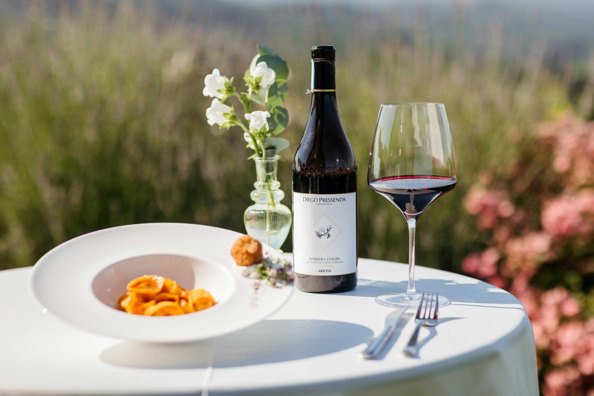 Agriturismo La Torricella Monforte dʼAlba Εξωτερικό φωτογραφία